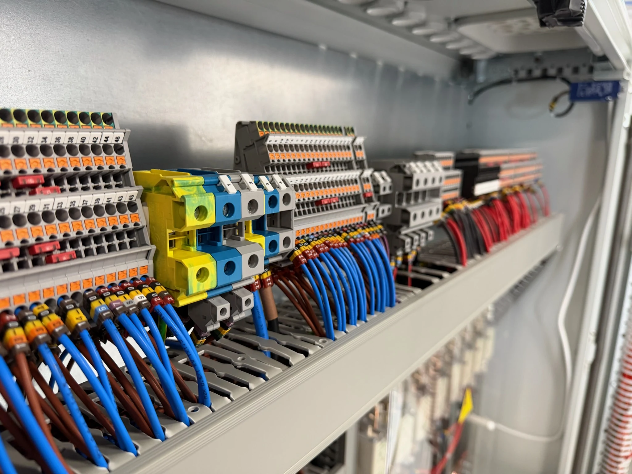 Borniers et câblage repérés dans une armoire ICC
